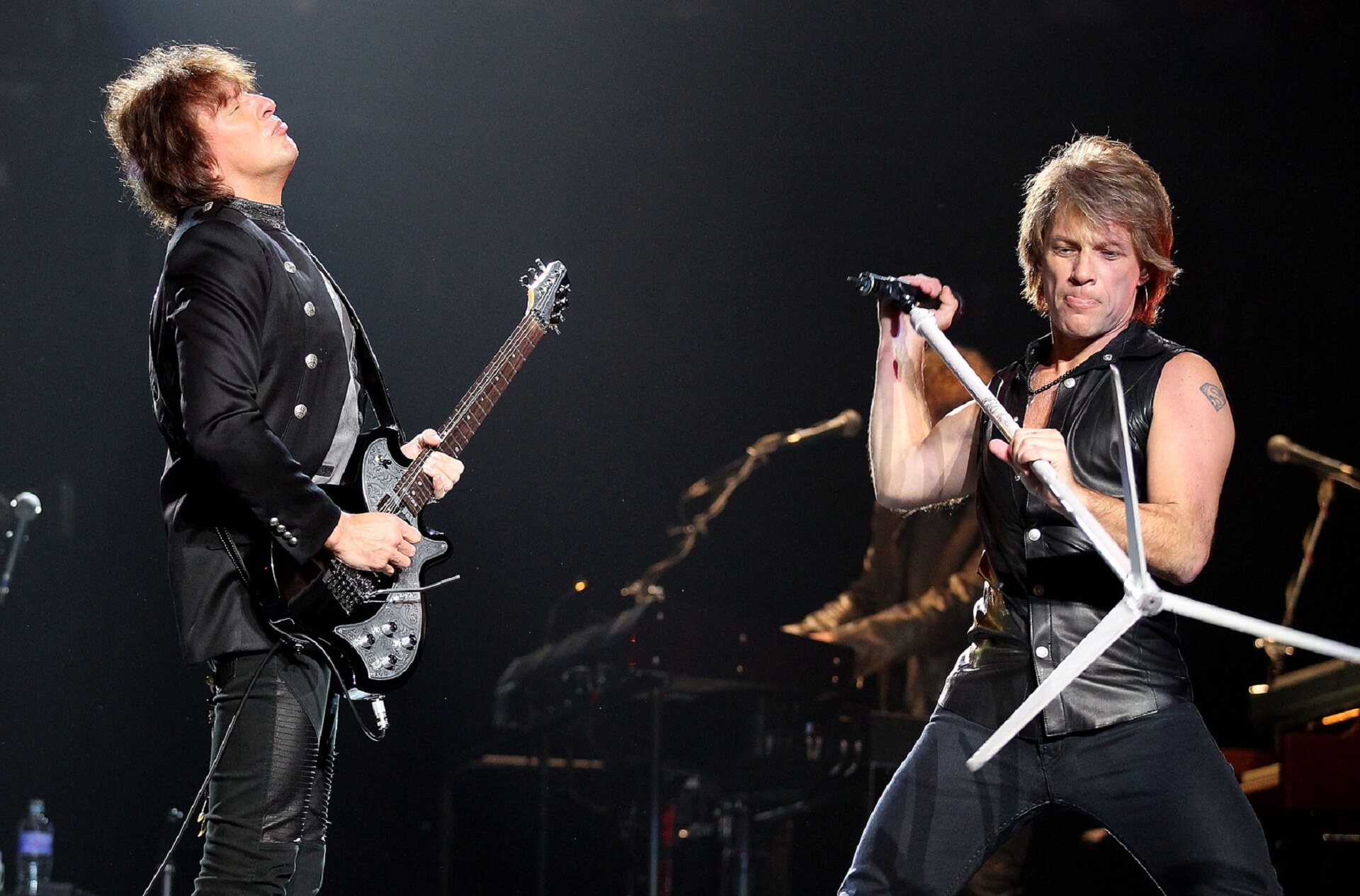 Jon Bon Jovi tampil enerjik di atas panggung saat menghibur penggemarnya